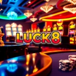 Cảnh casino LUCK8 với bánh xe roulette, máy đánh bạc và bàn poker, thể hiện sự phấn khích.